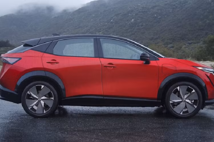 Nhìn ngang hông xe, Nissan Ariya thuần điện sở hữu kiểu dáng lại mang hơi hướng SUV lai Coupe với phần mui phía sau vát nhẹ xuống đuôi, tạo cảm giác mềm mại hơn rất nhiều. Ariya được trang bị bộ mâm kích thước lớn nhất tới 21 inch.
