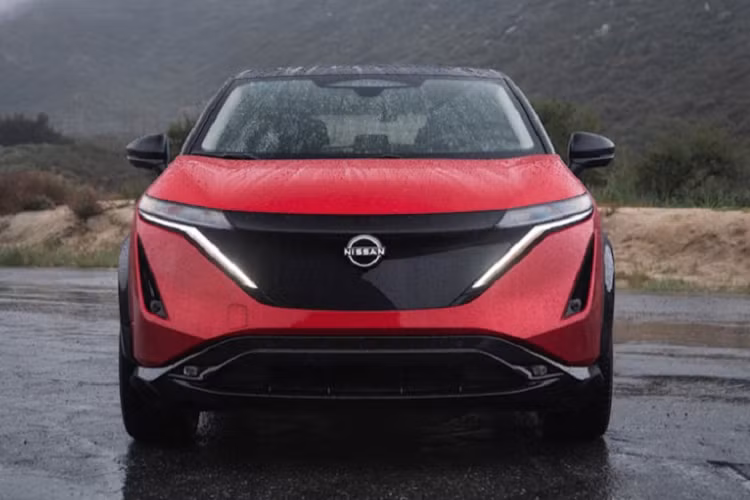 Phía đuôi xe của chiếc SUV thuần điện này sở hữu cụm đèn hậu được thiết kế dạng một thanh Led kéo dài xuyên suốt, tuy đơn giản nhưng lại không hề kém phần nổi bật khi nhìn vào ban đêm. 