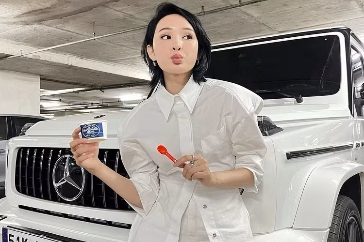 Câu chuyện nữ ca sĩ Hiền Hồ đã bán đi chiếc xe SUV hạng sang "vạn người mê" Mercedes-AMG G63 chỉ sau chưa đầy 2 năm sở hữu đã thu hút sự quan tâm của cộng đồng mạng. Dù vụ việc này đã xảy ra được 1 tuần, nhưng độ nóng của nó vẫn chưa có dấu hiệu hạ nhiệt. Thông tin chúng tôi tìm hiểu có được, chiếc SUV hạng sang Mercedes-AMG G63 của Hiền Hồ chỉ sau 1 ngày được rao bán, đã có một đại gia buôn xe mua lại.