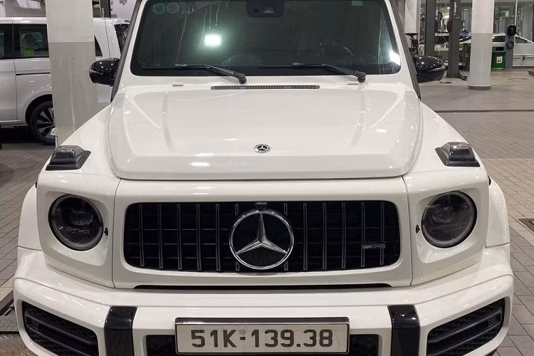 Nội công này được truyền tới cả 4 bánh thông qua hộp số tự động AMG Speedshift Plus 9 cấp, nhờ đó, Mercedes-AMG G63 có thời gian tăng tốc từ vị trí xuất phát lên 100 km/h chỉ trong 4,5 giây, vận tốc tối đa 220 km/h.