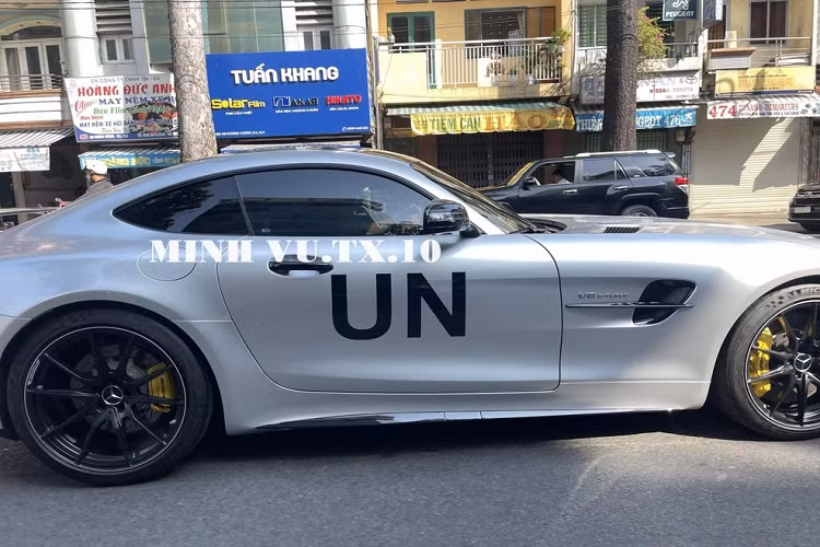 Kết hợp cùng với hộp số thể thao ly hợp kép 7 cấp, Mercedes-AMG GT R có thể dễ dàng tăng tốc từ vị trí xuất phát lên 100 km/h chỉ trong thời gian 3,6 giây trước khi đạt vận tốc tối đa 318 km/h. Tại Việt Nam, xe sẽ cạnh tranh với Porsche 911 GT3, Maserati MC20 và Audi R8 V10 Performance.