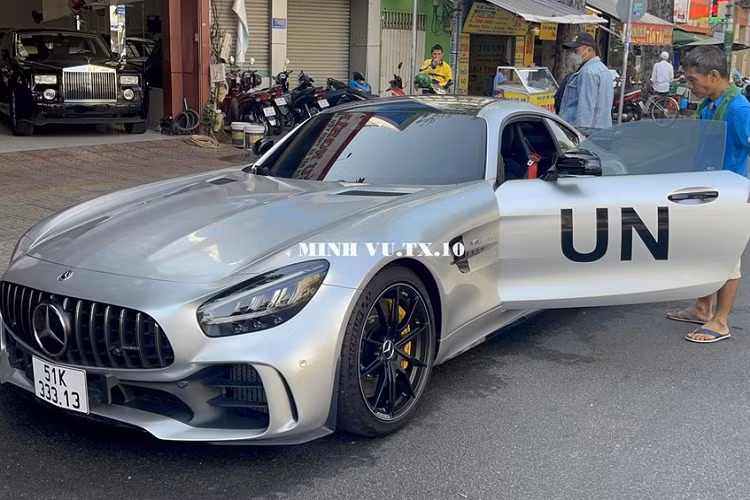Tuy nhiên, ông Đặng Lê Nguyên Vũ lại chỉ thích các siêu xe của mình dán màu trắng, đen hay bạc, vì thế, chiếc xe Mercedes-AMG GT R này đã được khoác bộ áo đề-can màu bạc với điểm nhấn là hàng loạt chi tiết ở ngoại thất xe bằng carbon, 2 bên cửa xe được dán ký hiệu UN màu đen.