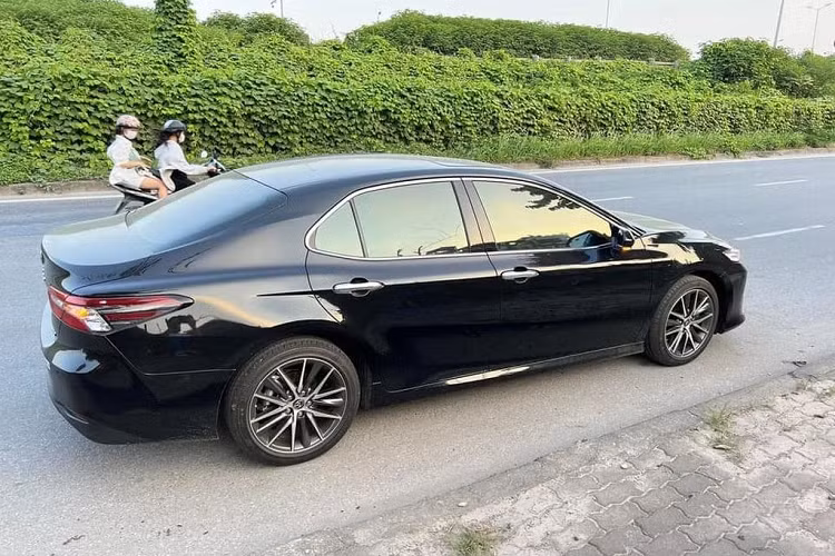 Được biết chưa đầy 24 giờ đăng bán, chiếc xe đã có người chốt mua. Như vậy, nhờ biển số ngũ quý 8, giá xe Toyota Camry biển khủng đã tăng 2,35 tỷ đồng.