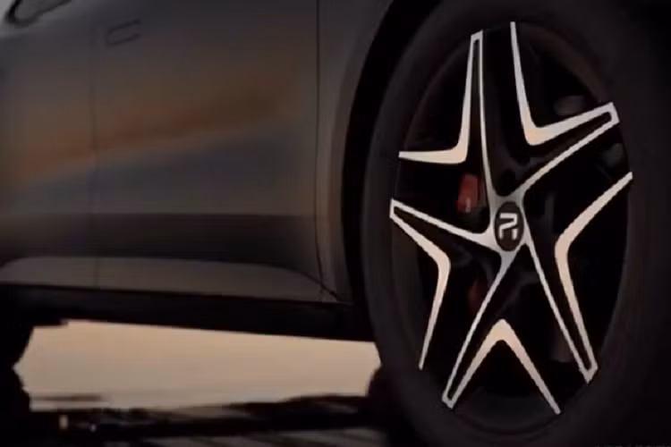 Về nội thất, vô-lăng của xe mới áp dụng cách phối hai màu, các nút bấm tương đối đơn giản. Giống như Feifan R7, chiếc xe mới sử dụng ba màn hình khổng lồ 43 inch 3+1 Rising Max, được trang bị hệ thống thông minh RISING OS và được trang bị chip Qualcomm Snapdragon 8155.