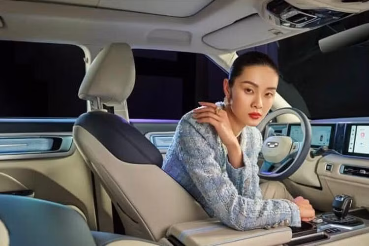 Bảng điều khiển trung tâm với một núm xoay, cần số, và hai hộc để cốc. Ngoài ra, khu vực nội thất xe còn được trang bị công nghệ hỗ trợ nhận diện gương mặt và tương tác bằng giọng nói, cửa sau điều khiển điện và một rèm che phía sau.