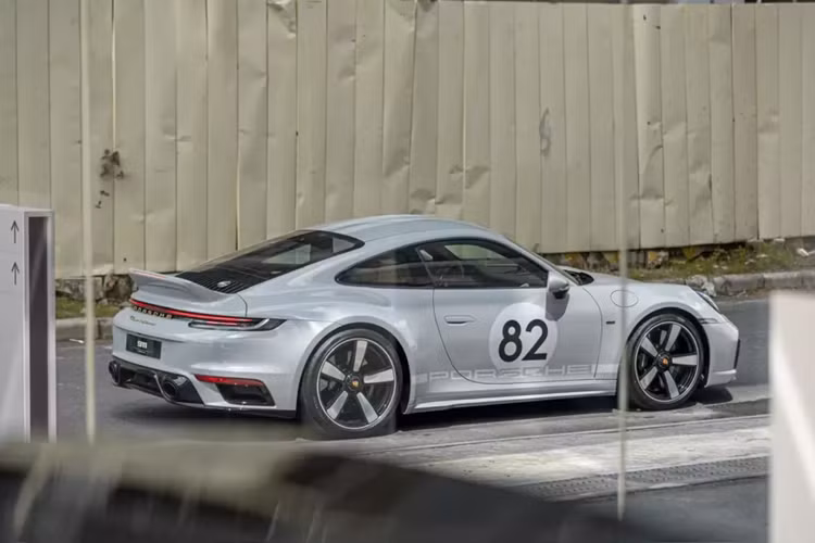 Porsche 911 Sport Classic 2023 của Cường Đô la có 2 con số thú vị, đầu tiên là 82 ở cửa xe, nếu bạn tò mò sao không phải 81 của Gia Lai, quê của Cường "Đô-la", mà lại 82 mang đầu số của Kon Tum, câu trả lời là con số 82 ám chỉ năm sinh của tay chơi xe này, và khi kết nối với số thứ tự của xe là 1202, ta có được ngày tháng năm sinh của anh chính là 12/02/82.