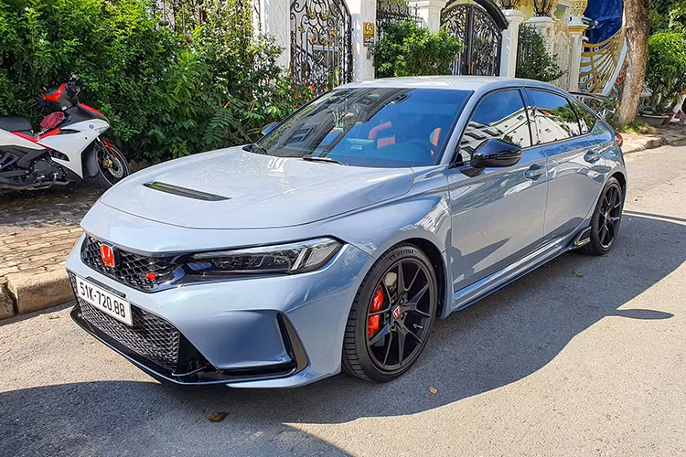 Honda Civic Type R 2023 của Cường Đô la vẫn đồng hành cùng hộp số sàn 6 cấp như bản cũ nhưng có thêm công nghệ điều chỉnh vòng tua máy tự động, cần số cứng hơn và kiểu chuyển số được tối ưu hóa. Xe sử dụng hệ dẫn động cầu trước và bộ vi sai hạn chế trượt.