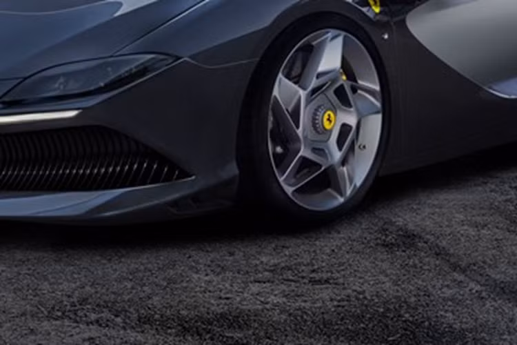 Màu Argento Micalizzato mờ được tạo riêng cho SP-8 kết hợp với phần sợi carbon của xe cũng có màu sắc và độ hoàn thiện đặc trưng không kém (Sandstone xanh ánh kim bóng loáng). Ngay cả màu Blu Scuro Stellato dùng để liên kết hai phần thân xe cũng được phát triển đặc biệt.