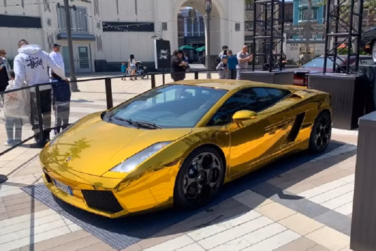 Chiếc Lamborghini Gallardo thế hệ đầu tiên màu vàng chrome nổi bật cũng xuất hiện trong bộ phim bom tấn này.
