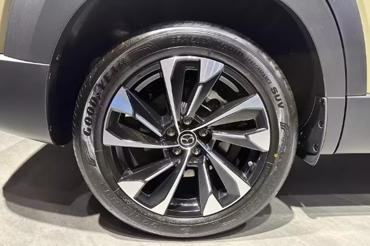 Về nội thất, bên trong khoang cabin của Mazda CX-50 Hybrid vẫn mang phong cách thiết kế tập trung vào người lái và được hoàn thiện với các vật liệu chất lượng cao.
