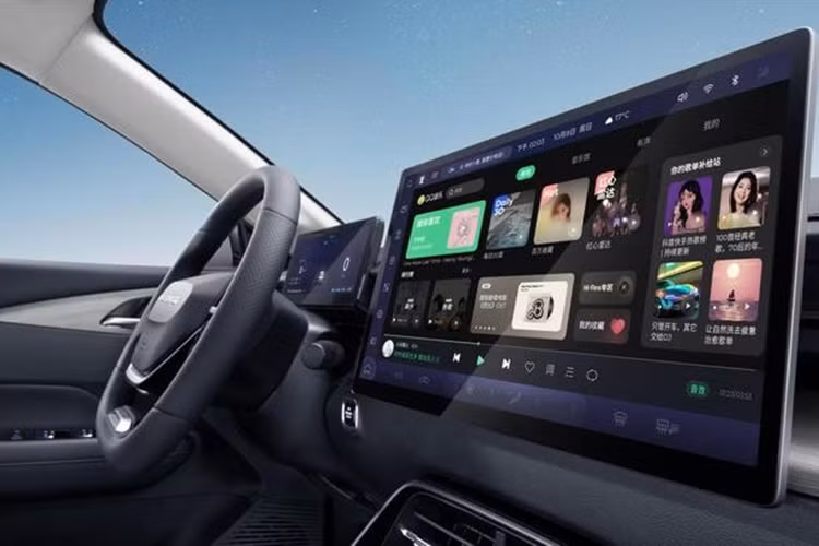 Ở phía sau xe, Wuling Starlight áp dụng thiết kế cụm đèn hậu dạng xuyên thấu không đều, không có sự khác biệt rõ ràng giữa phiên bản chạy điện và phiên bản plug-in hybrid, hai bên ốp đuôi xe được trang trí viền mờ dải, và hình thức tổng thể là tốt.Vẫn khá tốt. Wuling Starlight sẽ cung cấp 6 màu thân xe, bao gồm Trắng Xingyao, Tím Xinghan, Xanh Star Magic, Xám Hoshino, Đen Rèm Sao, Cà phê Xinghui, v.v.