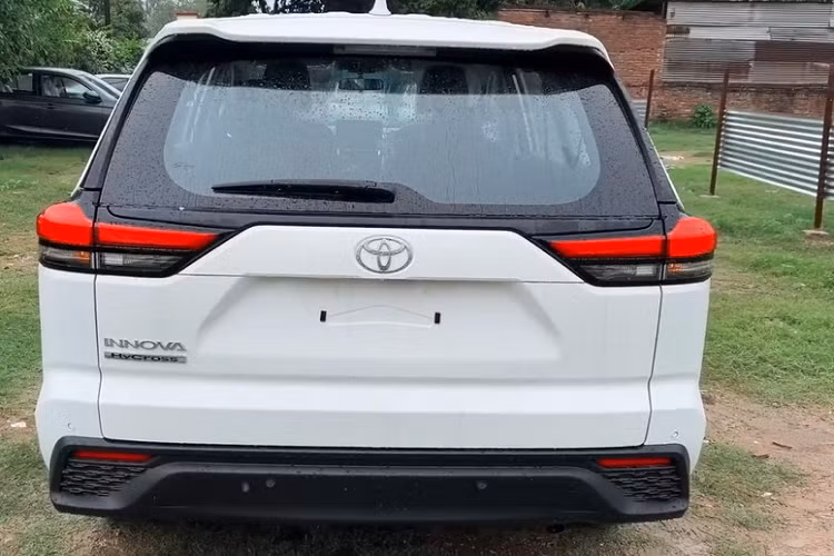 Theo một số nguồn tin, Toyota Innova thế hệ mới sẽ chính thức ra mắt Việt Nam vào giữa năm nay dưới dạng xe nhập khẩu nguyên chiếc từ Indonesia. Tin đồn cho biết, Toyota Innova 2023 tại Việt Nam sẽ có cả phiên bản hybrid mới. Hiện nhân viên tư vấn bán hàng tại đại lý ở Việt Nam cũng đã nhận cọc cho mẫu MPV này.