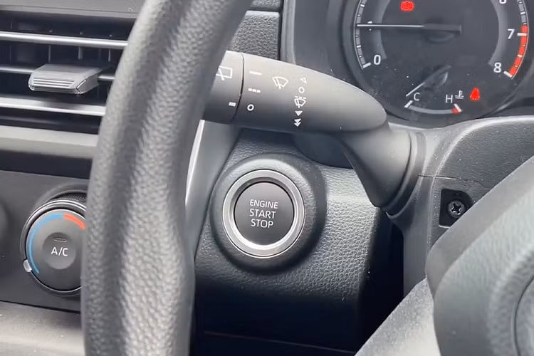 Tương tự ngoại thất, nội thất của Toyota Innova Hycross G 2023 tại Ấn Độ cũng khá "đơn sơ". Bản tiêu chuẩn này được trang bị nội thất 3 hàng ghế với 7 chỗ hoặc 8 chỗ ngồi. Ghế của xe được bọc nỉ màu đen với hàng ghế thứ hai gập 60:40... Toyota Innova Hycross 2023 bản G 7 chỗ sẽ có thêm bệ tì tay ở giữa, tích hợp 2 hộc đựng cốc dành cho hàng ghế thứ hai.