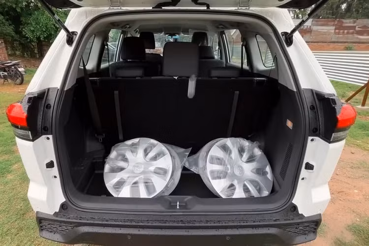 Bên ngoài, Toyota Innova Hycross G 2023 khiến người ta ngay lập tức biết đây là phiên bản giá rẻ khi chỉ được trang bị vành thép với đường kính 16 inch, đi kèm lốp 205/65 R16 trông khá nhỏ và mỏng. Nếu muốn trang bị ốp mâm cho xe, khách hàng Ấn Độ phải trả thêm tiền. Ở khu vực đầu xe, Toyota Innova Hycross 2023 bản tiêu chuẩn vẫn có đèn pha LED tự động bật/tắt và đèn sương mù trước dạng Halogen.