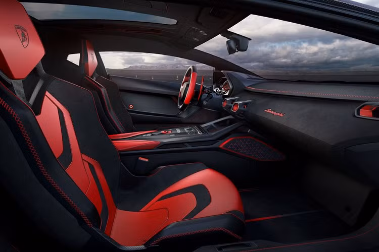 Khoang nội thất của xe giữ nguyên những đặc trưng của Lamborghini, các vật liệu chính vẫn là carbon. Đồng thời điểm nhấn của xe là các hoạ tiết lục giác, màn hình đằng sau vô-lăng được làm mới...Như mong đợi từ chiếc V12 Lamborghini Coupe, bước qua bộ cửa cắt kéo là cách duy nhất để bước vào trong.