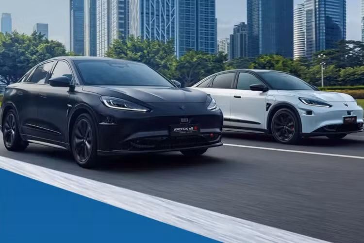 Theo một báo cáo từ The Korea Economic Daily, Hyundai và BAIC đã ký thỏa thuận sản xuất các mẫu xe điện của thương hiệu Arcfox. Việc sản xuất sẽ do cơ sở của hãng ở Trùng Khánh, Trung Quốc đảm nhận và các báo cáo hiện tại cho thấy Beijing Hyundai sẽ giám sát việc sản xuất xe, gồm thiết kế, sản xuất và kiểm soát chất lượng của xe.