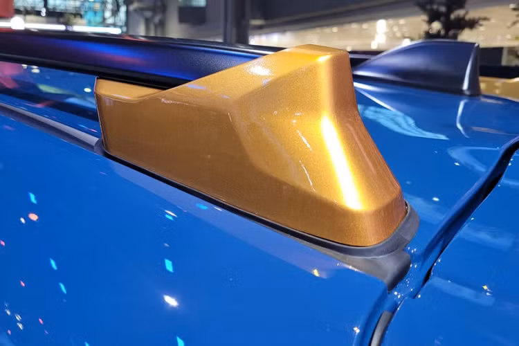 Điểm nhấn đập vào mắt đầu tiên của mẫu SUV cỡ B này chính là ốp nhựa màu đen xung quanh thân xe, từ cản trước, cản sau, hốc bánh cho đến cửa bên sườn.