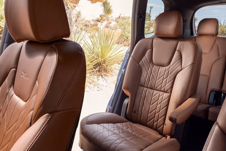 Ngoài ra, mẫu SUV cỡ lớn này còn có những trang bị an toàn tiêu chuẩn như hệ thống cảnh báo điểm mù, cảnh báo tiền va chạm, tránh va chạm phía trước với tính năng phát hiện người đi bộ/xe đạp, hỗ trợ đèn pha, hỗ trợ lái xe trên cao tốc, hệ thống kiểm soát hành trình thông minh, hỗ trợ tránh va chạm với phương tiện cắt ngang khi lùi, cảnh báo phương tiện đang đến khi mở cửa, cảnh báo còn hành khách trên ghế sau và camera lùi.