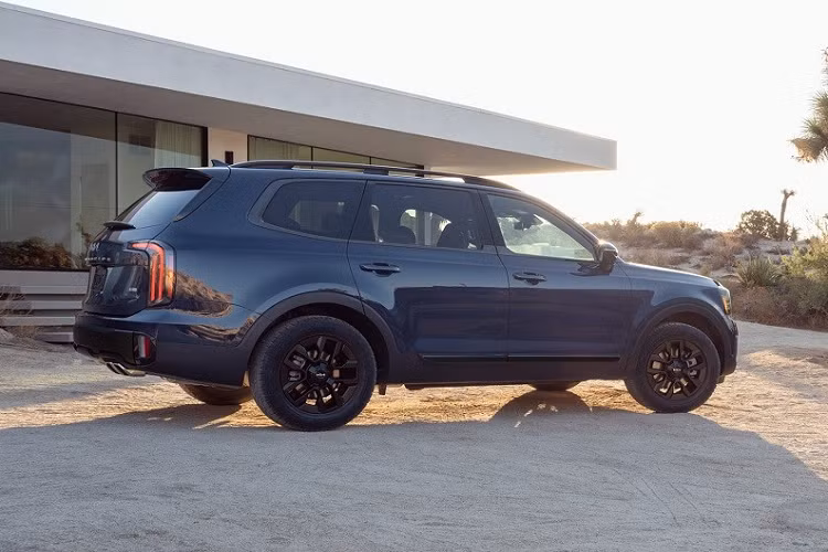 Lượng xăng tiêu thụ trung bình của mẫu SUV cỡ lớn này là 10,69 lít/100 km ở phiên bản FWD và 11,76 lít/100 km ở phiên bản AWD. Tại thị trường Mỹ, giá xe Kia Telluride 2024 cho tổng cộng 14 phiên bản khởi điểm từ 35.990 USD, tăng nhẹ 100 USD so với trước. Bản cao cấp nhất của xe có giá 53.185 USD.