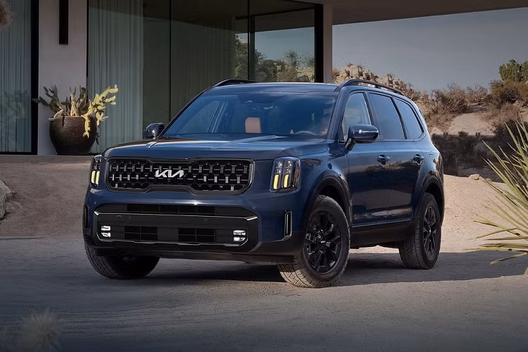 Do phiên bản nâng cấp giữa vòng đời của xe mới ra mắt vào năm ngoái nên Kia Telluride 2024 chỉ thay đổi nhẹ ở ngoại thất và trang bị Cụ thể, hãng Kia đã bổ sung dải đèn LED định vị ban ngày màu vàng hổ phách mới cho cụm đèn pha của xe. Riêng Kia Telluride X-Line và X-Pro không sở hữu những điểm nhấn bằng kim loại màu tối như trước.