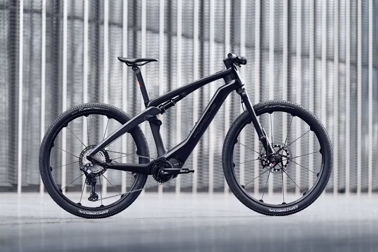 Mỗi xe được trang bị bộ đề Shimano XT Di2 12 cấp và phanh đĩa Magura MT7 với 4 pít-tông.