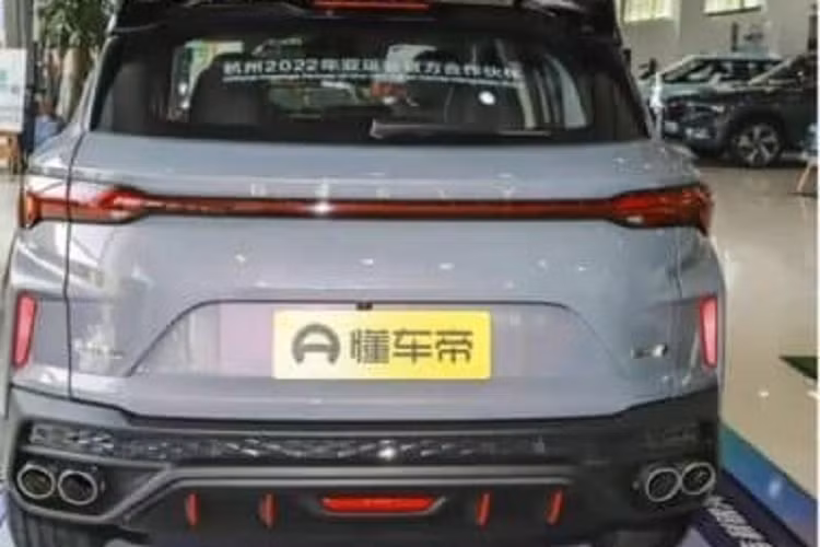 Xe có lưới tản nhiệt đa giác lớn không viền được sơn đen gần như chiếm trọn mặt trước. Cụm đèn pha nối liền với lưới tản nhiệt. Ngoài ra, cánh lướt gió cỡ lớn và 4 ống xả ở phía sau càng làm tăng thêm tính thể thao cho chiếc xe. Thiết kế đèn hậu kiểu xuyên suốt phổ biến cũng có mặt.