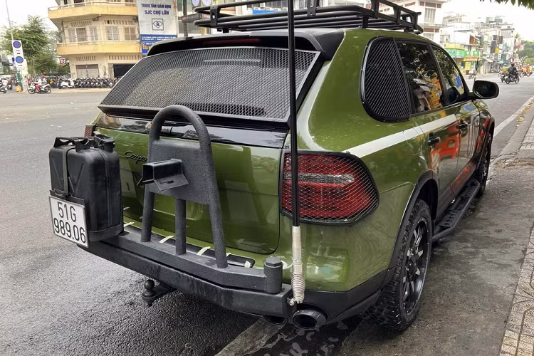 Đầu tiên chính là việc chủ nhân của chiếc Porsche Cayenne Turbo S đời cũ này đã khoác lên mình ngoại thất xe bộ áo màu xanh quân đội, tiếp đến là phần đầu xe được tích hợp thêm thanh chống va đập và trang bị tời điện kéo xe, dễ dàng cứu hộ các xe khác khi bị mắc kẹt.