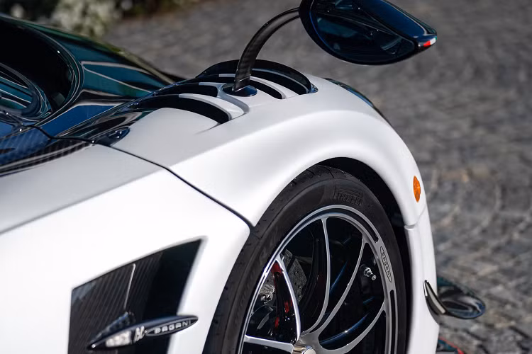 Ngoài ra Huayra BC cũng thay thế bộ mâm 7 chấu kép Monolithic của App Tech bằng bộ mâm của bản Pacchetto Tempesta loại 5 chấu kép hoàn toàn mới. Phần đuôi xe được thiết kế mới có cánh gió khí động học cùng vây cá kéo dài từ mui đến đuôi xe. Khoang động cơ bổ sung hốc gió nhằm tối ưu lượng không khí vào động cơ.