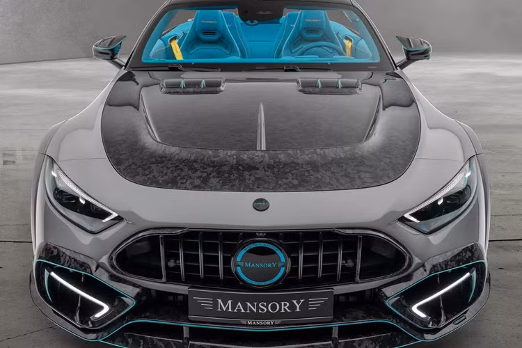 Nhiều thay đổi cũng đã được thực hiện ở hai bên thân xe của SL. Mansory đã lắp đặt những tấm ốp sườn độc đáo và một bộ mâm xe cực ngầu, không giống bất kỳ mâm xe nào từng được trang bị cho một mẫu xe cao cấp như SL 63.