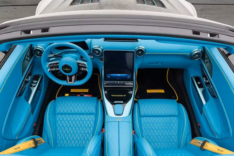Điểm nhấn đầu tiên trên Mercedes-AMG SL 63 mui trần độ Mansory dễ thấy nhất đến từ màu sơn xám với sắc thái nổi bật nhưng cũng không kém phần trang nhã, có thể nói là sự lựa chọn hoàn hảo để chiếc SL 63 phô diễn đồng thời tính chất thể thao và sang trọng của thương hiệu Mercedes-AMG.