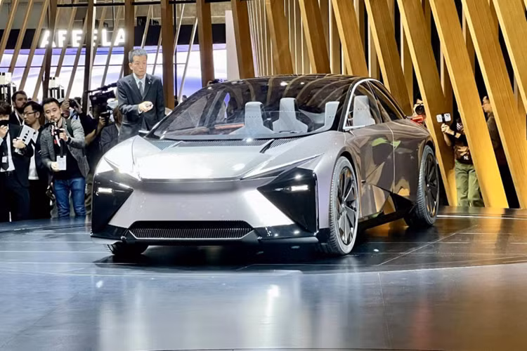 Gian hàng của thương hiệu Lexus tại triển lãm Japan Mobility Show năm nay đã thu hút sự chú ý nhờ những mẫu xe concept mới, bao gồm LF-ZC. Đây là xe concept cho thấy trước thiết kế của mẫu ô tô điện thế hệ tiếp theo sẽ ra mắt vào năm 2026. Cái tên Lexus LF-ZC chạy điện được viết tắt từ cụm "Lexus Future Zero-Emission Catalyst".