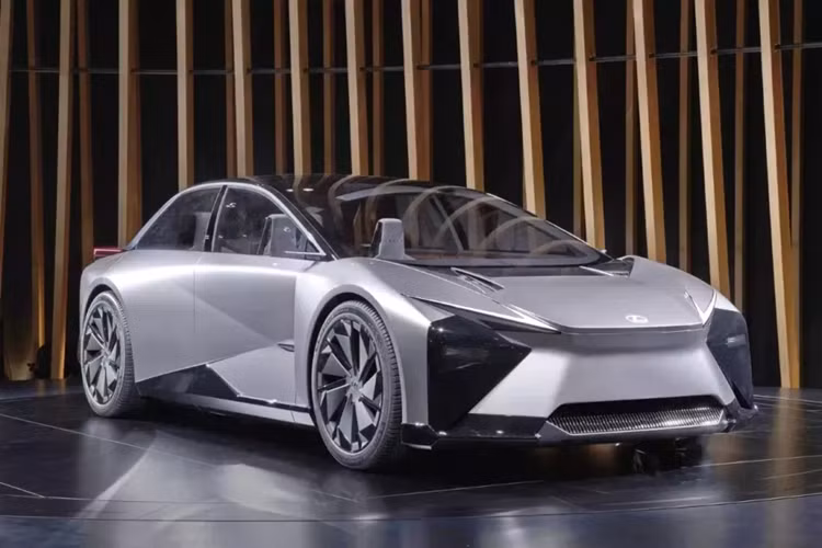 Lexus LF-ZC sở hữu kích thước tương đương với BMW i4 và Tesla Model 3. Cụ thể, xe có kích thước dài x rộng x cao lần lượt là 4.750 x 1.880 x 1.390 mm và chiều dài cơ sở 2.890 mm. Hãng Lexus đặt mục tiêu thiết kế xe sao cho hệ số lực cản không khí giảm xuống chỉ còn 0,2 Cd.
