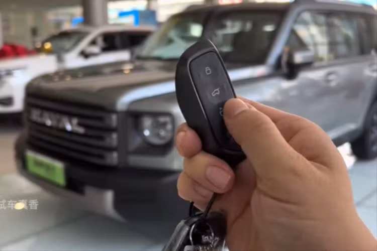 Về sức mạnh, Haval Raptor được trang bị công nghệ hybrid điện dẫn động 4 bánh thông minh 1.5T+Hi4, động cơ 1.5T có công suất tối đa 123 kW, khoảng 165 mã lực và mô-men xoắn cực đại 243 Nm.