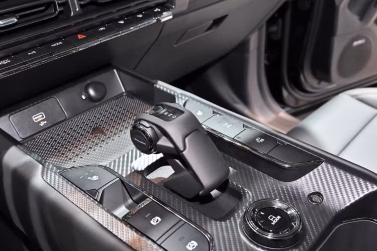Haval Raptor tại Trung Quốc được trang bị cửa sổ trời toàn cảnh, hiệu suất không gian của toàn bộ xe cũng tốt. Phía trước ghế hành khách có tựa tay khá dày cho thấy Haval Raptor đang cố gắng sánh ngang với những mẫu xe địa hình hạng nặng. Ghế bọc da, nhiều chi tiết ốp carbon.