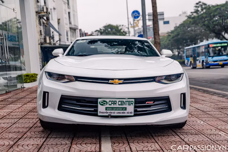 Đầu xe có thiết kế đơn giản nhưng vẫn toát lên vẻ hầm hố với hai lưới tản nhiệt cùng các thanh ngang, Cản trước thể thao gắn thêm logo RS, hốc hút gió gắn thêm dải đèn LED.
