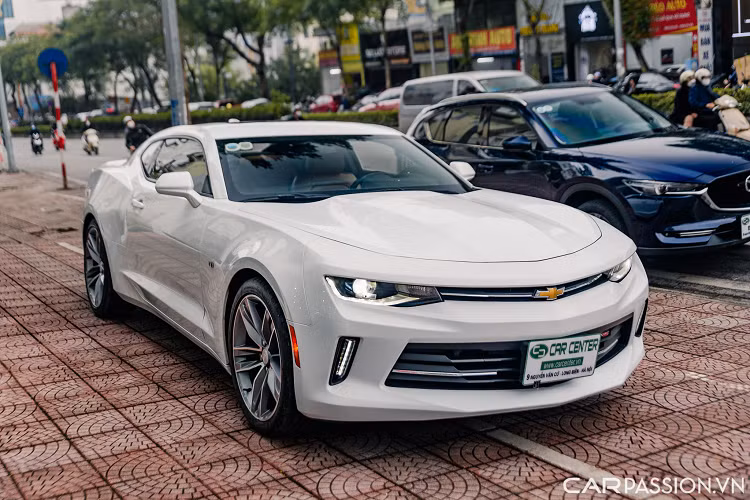 Ngoại thất của chiếc xe này vẫn giữ nguyên bản thay vì được nâng cấp bodykit như những chiếc Camaro cùng đời khác. Xe sở hữu lớp sơn màu trắng Summit White với gói trang bị thể thao RS.