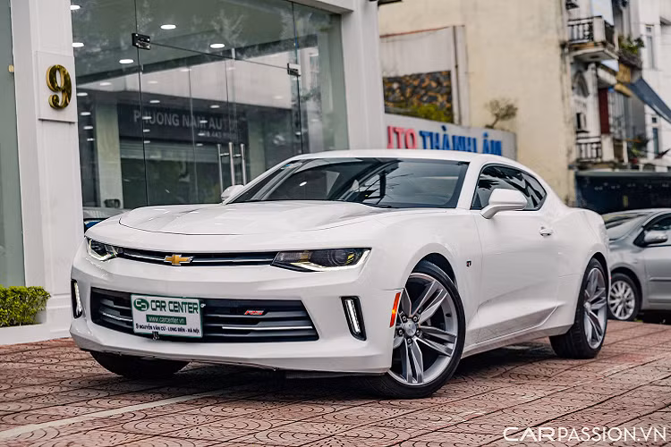 Tuy nổi tiếng nhưng số lượng những chiếc Camaro tại Việt Nam có số lượng không quá nổi trội so với đối thủ đồng hương là Ford Mustang. Chiếc Chevrolet Camaro RS hàng hiếm xuất hiện trong bài viết này thuộc model 2018.