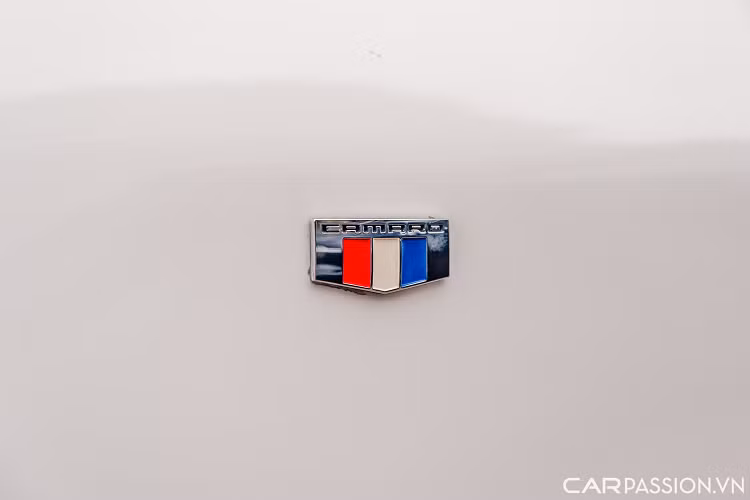 Bước vào bên trong, phần nội thất của chiếc Chevrolet Camaro RS thể thao có thiết kế đơn giản, bọc da màu nâu và đen. Dù đã 5 năm tuổi nhưng chất lượng nội thất trong xe được đánh giá cao, chưa xuất hiện nhiều vết nhăn của da.