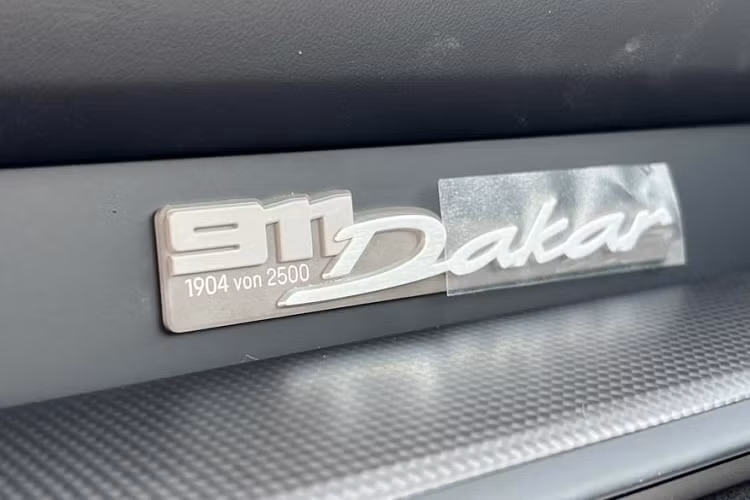 Phiên bản Porsche 911 Dakar mới này còn có thêm hai chế độ lái mới gồm Rally và Off-road. Chế độ Rally được thiết lập cho các bề mặt gồ ghề, không bằng phẳng và truyền phần lớn lực kéo tới trục sau. 