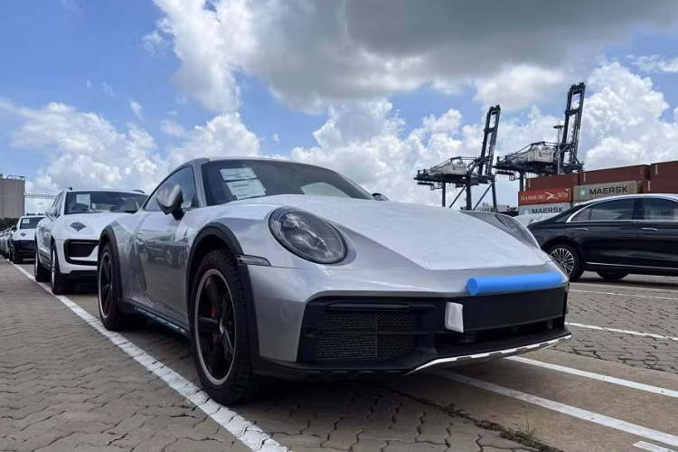 Sieu pham Porsche 911 Dakar chinh hang hon 15 ty da ve Viet Nam