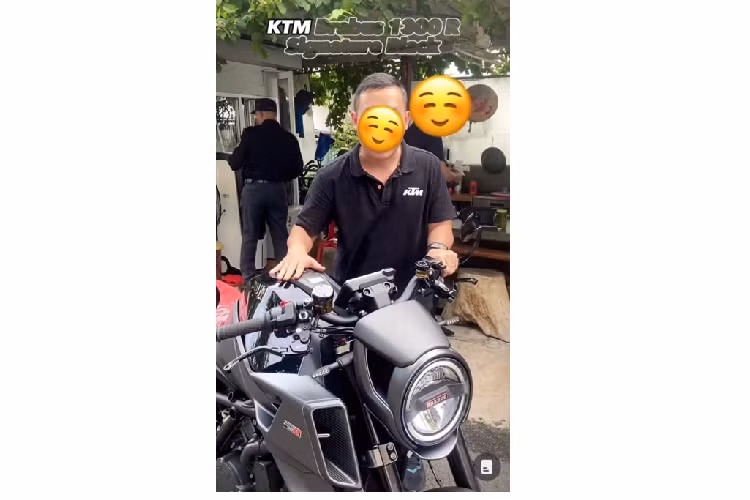 Dù chính chủ chưa lên tiếng xác nhận nhưng thông qua video giao xe của nhân viên thương hiệu KTM đã khiến nhiều người khẳng định, đại gia ngành thẩm mỹ chính là chủ nhân của chiếc KTM Brabus 1300 R hơn 2 tỷ. Siêu phẩm 1300 R là sản phẩm hợp tác giữa hãng độ danh tiếng Brabus và KTM. Đây cũng là mẫu xe 2 bánh đầu tiên mang logo Brabus.