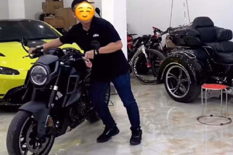 Bên cạnh đó là các khe hút gió bằng sợi carbon và đèn pha hình tròn mang tới diện mạo hoàn toàn mới cho chiếc Super Duke. Brabus còn trang bị cho 1300 R tấm ốp đèn pha và đuôi xe làm từ sợi carbon. Bình xăng cũng được trang trí nhiều chi tiết bằng sợi carbon, trong khi dung tích vẫn giữ ở mức 16 lít như Super Duke EVO.