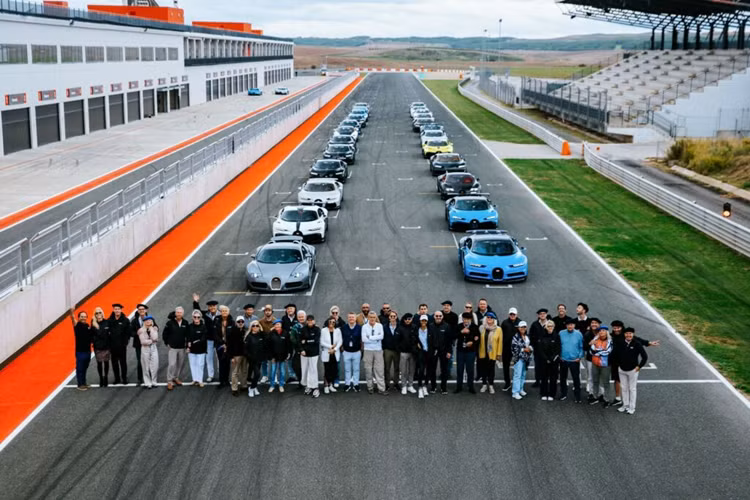Chuyến đi châu Âu lần này thu hút 28 siêu xe mới của Bugatti tham dự, gồm Veyron, Chiron, Divo và cả mẫu Bugatti Chiron Profilée độc nhất vô nhị, được chào bán trong buổi đấu giá công khai đầu năm nay lên đến 9,79 triệu Euro (10,6 triệu USD, hơn 257 tỷ đồng Việt Nam).
