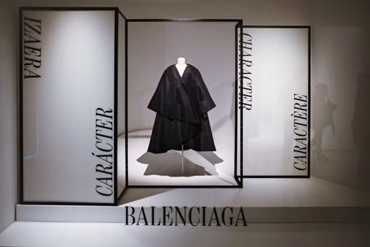 Chuyến đi kết thúc vào ngày hôm sau với chặng cuối qua vùng Basque và dừng chân tại Bảo tàng Guggenheim ở Bilbao, Tây Ban Nha.