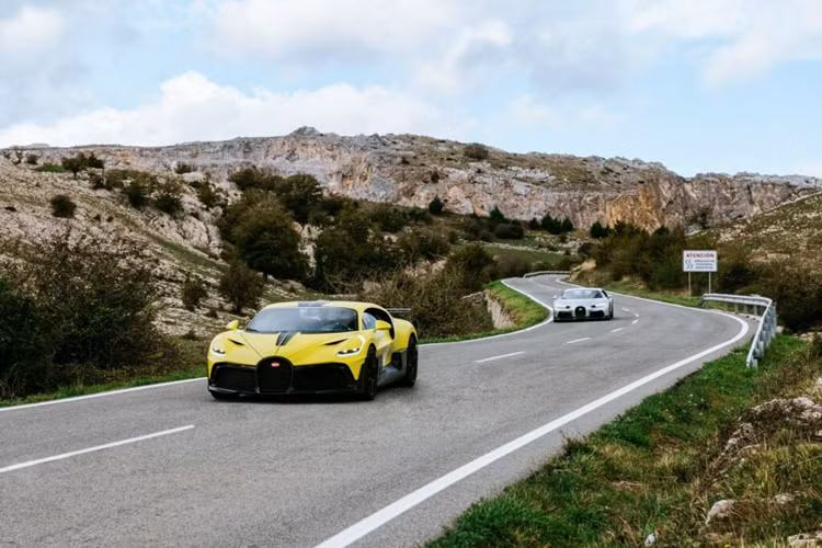 Trong ngày thứ hai, các thành viên di huyển về dãy núi Pyrenees Đại Tây Dương đến đèo Roncevaux. Đoàn dừng chân tại Etxarri Aranatz để ăn trưa, sau đó vượt qua các dãy núi của Pháp và Tây Ban Nha để đến điểm dừng tiếp theo tại khách sạn Marqués De Riscal – vùng đất rượu vang danh tiếng thế giới Rioja Alavesa.