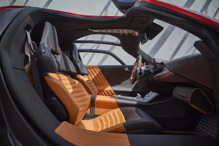 Bảng điều khiển và bệ tỳ tay trung tâm lấy cảm hứng từ máy bay với chất liệu nhôm, carbon và bọc da, những trang trí này khiến 33 Stradale mang đến cảm giác mạnh mẽ, sang trọng. Vẻ bề ngoài mang phong cách cổ điển nhưng được thiết kế hiện đại hóa hơn, hệ số cản gió đạt 0,375 và cung cấp lực ép xuống mặt đường mà không cần đến các hỗ trợ của khí động học chủ động.