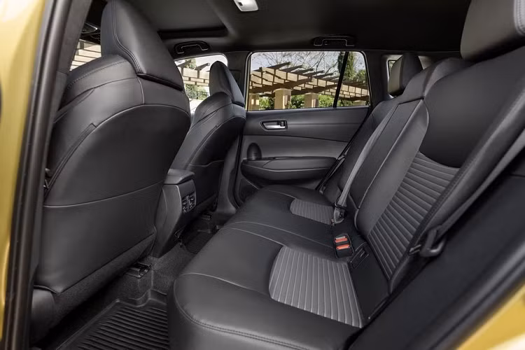 Cụ thể, Toyota Corolla Cross Hybrid 2023 tại Mỹ sở hữu hệ truyền động hybrid thế hệ thứ 5 của hãng xe Nhật Bản, bao gồm máy xăng 4 xi-lanh thẳng hàng, dung tích 2.0L và mô-tơ điện, tạo công suất tối đa 196 mã lực. Nhờ đó, xe có thể tăng tốc từ 0-100 km/h trong thời gian 8 giây và tiêu thụ lượng xăng trung bình chỉ 5,6 lít/100 km.
