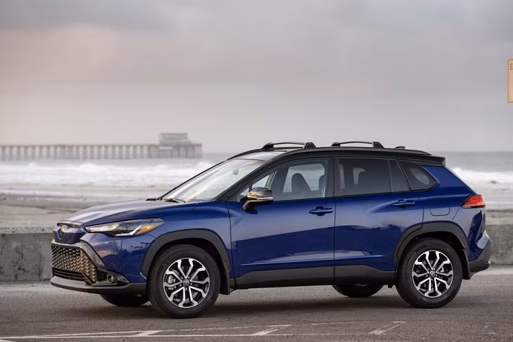 Trong khi đó, trang bị an toàn của Toyota Corolla Cross Hybrid 2023 không có gì khác biệt ở 3 bản trang bị. Hãng Toyota cung cấp hệ thống trợ lái nâng cao Safety Sense 3.0 tiêu chuẩn cho mẫu SUV cỡ B này tại thị trường Mỹ, bao gồm những tính năng như cảnh báo điểm mù, cảnh báo phương tiện cắt ngang khi lùi, cảnh báo tiền va chạm tích hợp phát hiện người đi bộ và cảnh báo lệch làn đường kiêm hỗ trợ đánh lái.