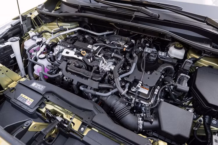 Theo đó, Toyota Corolla Cross Hybrid 2023 tại Mỹ có giá dao động từ 29.305 - 32.400 USD, bao gồm 1.335 USD chi phí vận chuyển và giao xe. Như thông tin đã đưa, mẫu SUV hạng B này ở thị trường Mỹ được trang bị hệ truyền động hybrid khác biệt so với xe đang bán tại Việt Nam.