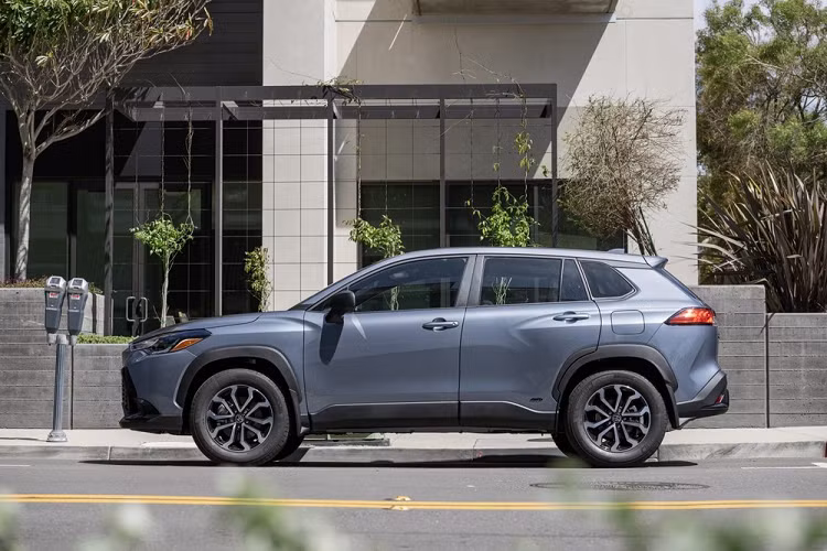 Không chỉ được trang bị động cơ mạnh hơn, Toyota Corolla Cross Hybrid 2023 tại Mỹ còn có thiết kế khác biệt so với xe ở Việt Nam. Trên thực tế, mẫu SUV cỡ B này sở hữu thiết kế giống với Toyota Corolla Cross ở Nhật Bản và Toyota Frontlander dành cho Trung Quốc.